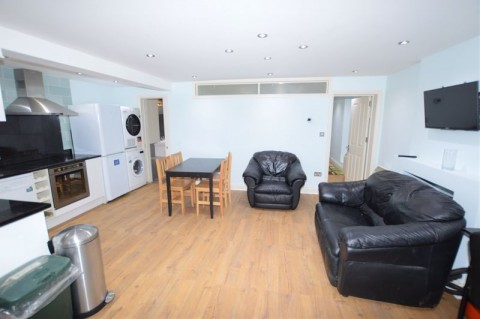 Modern One Bedroom Ground Floor Flat Walking Distance to New Cross Gate Station, Pepys Road, SE14