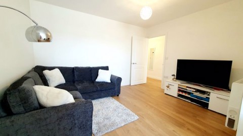 Modern 1 Bedroom Flat with Parking, Angel Lane, Tonbridge, TN9 1GF