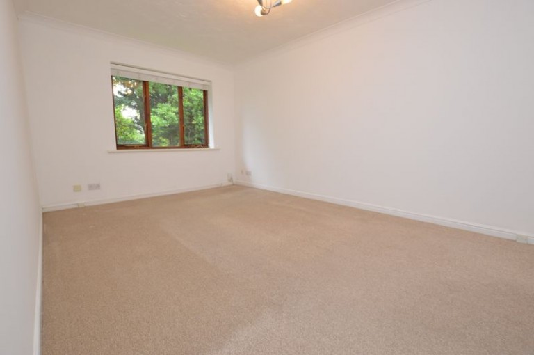 View Full Details for One Bedroom First Floor Flat with Allocated Parking, Durham Avenue, Bromley