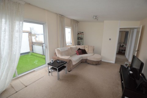 Two Double Bedroom Flat with Balcony, Kempton Walk, CR0 7XG - NO TENANT FEES!